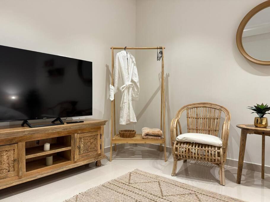 With Private Entrance - 8a