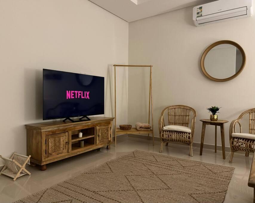 Apartment With Private Entrance - 8a *