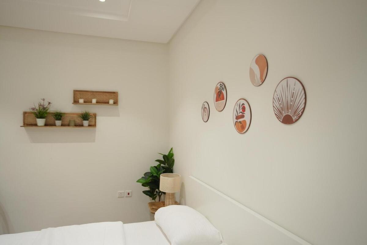 With Private Entrance - 8a *