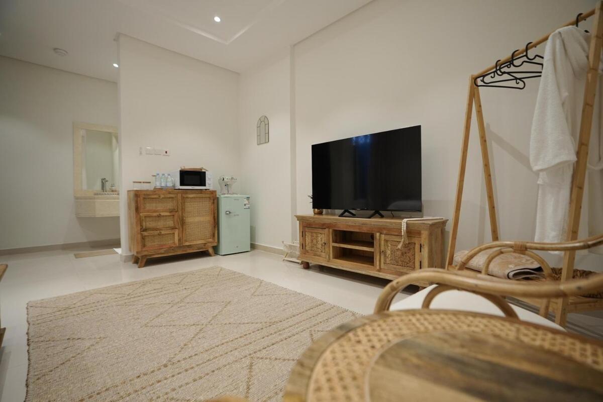 With Private Entrance - 8a Apartment